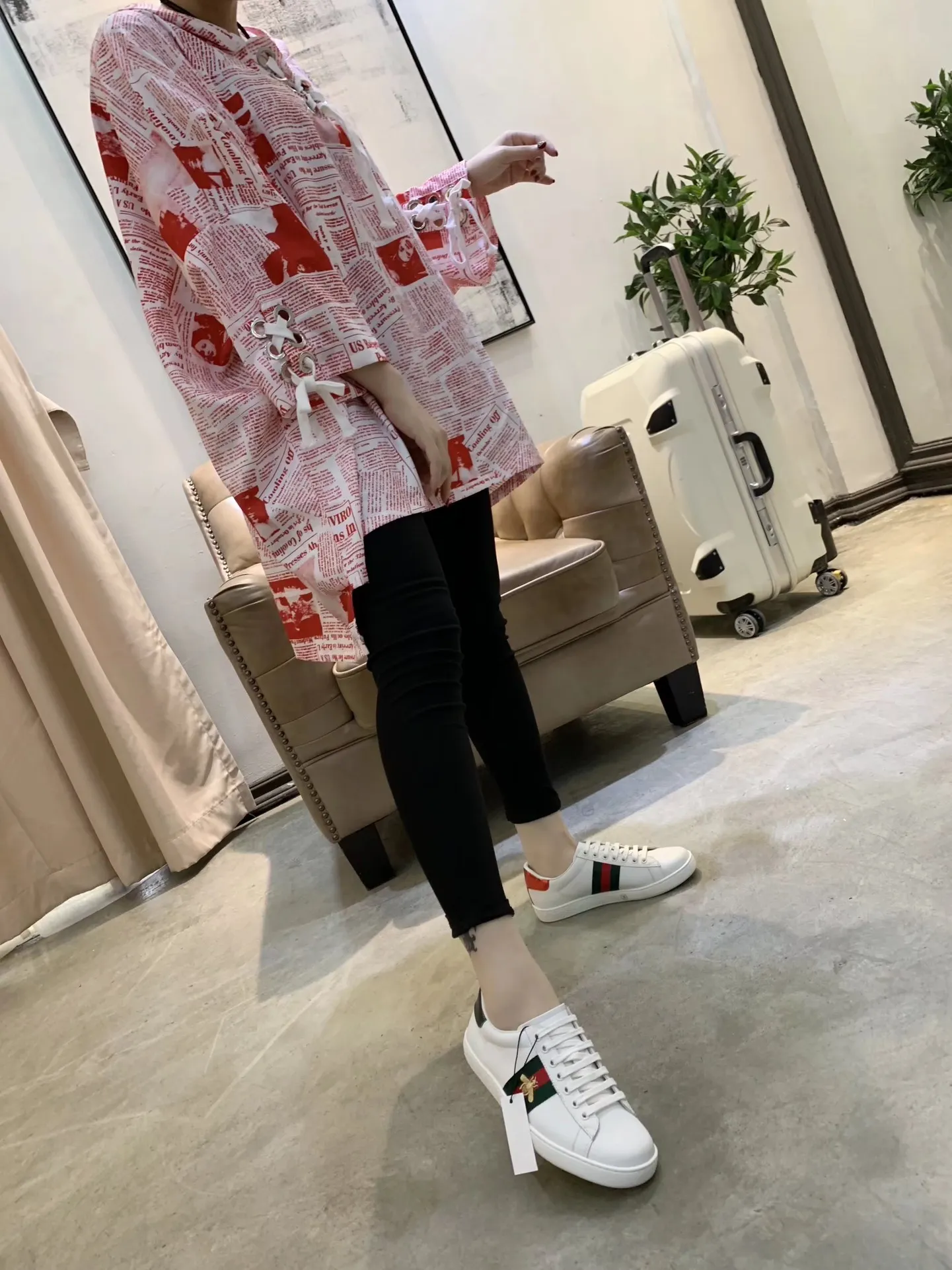 👟👟Ex-factory price 400👟👟Men's size +10 The new little bee GUCCI trendy model, launched at the counter👍top quality, wonderful presentation! Based on the basic model, the electric embroidered bee🐝 original 1:1 molded rubber outsole, flat bottom casual, and easy to match. The upper foot is super comfortable, the material is imported first-layer silk cowhide🐂. off white. Lining/foot padding sheepskin🐑. Code number: 34 to 44 with receipts, cards, tags and bags.